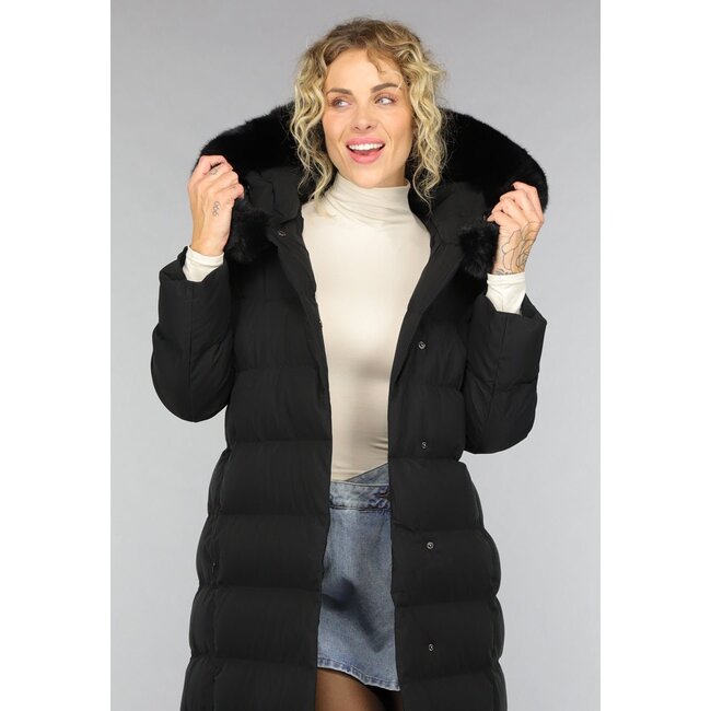 Schwarze lange Pufferjacke mit Pelzkragen