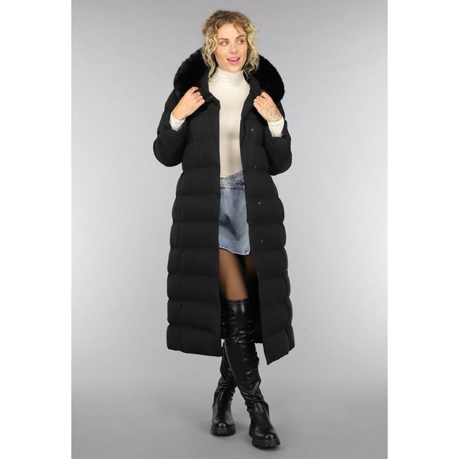 Schwarze lange Pufferjacke mit Pelzkragen