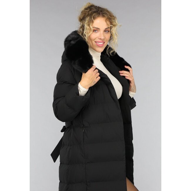 Schwarze lange Pufferjacke mit Pelzkragen