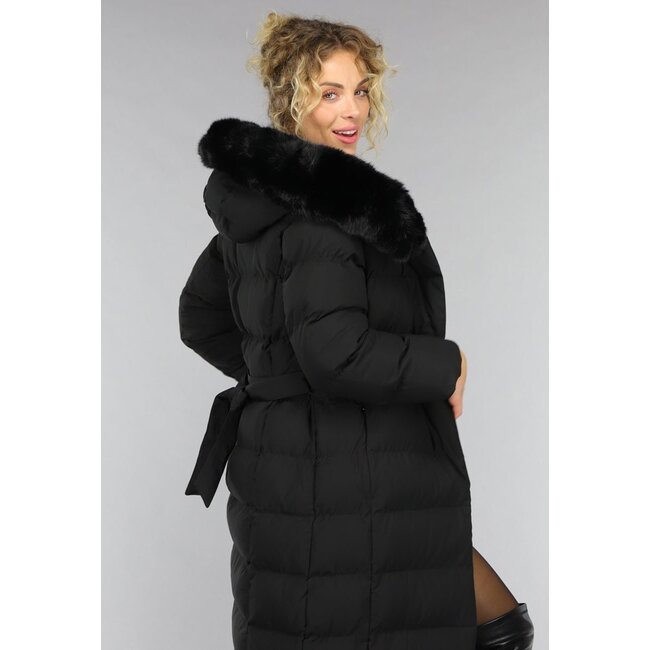 Schwarze lange Pufferjacke mit Pelzkragen
