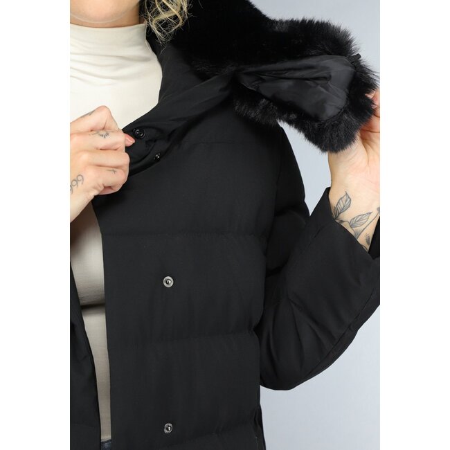 Schwarze lange Pufferjacke mit Pelzkragen