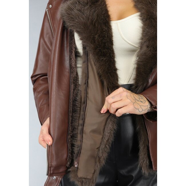 Braune Jacke in Lederoptik mit Kunstfellkragen