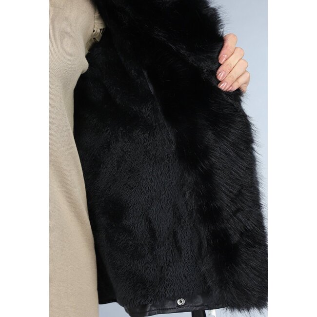 Schwarze Jacke in Lederoptik mit Pelzkragen