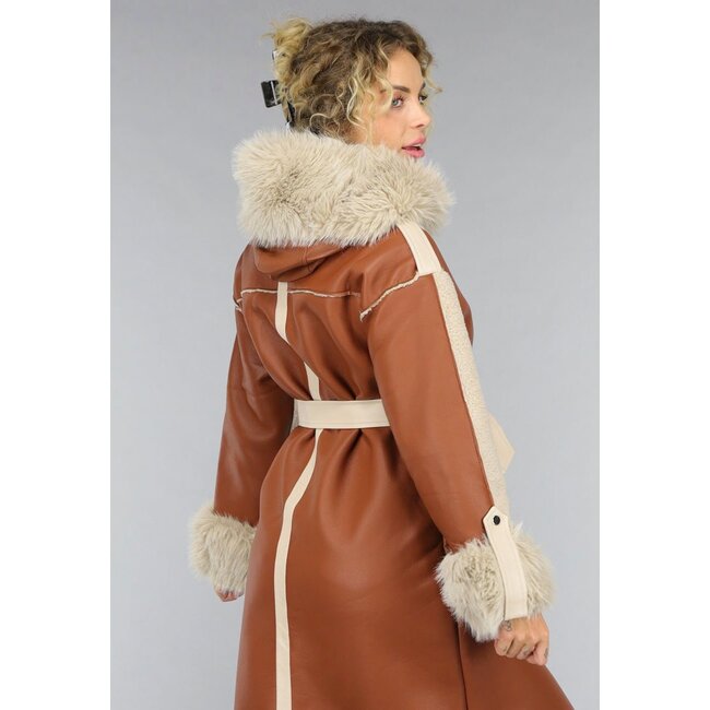 Kamelfarbener Trenchcoat mit Teddyfutter und Pelzkragen