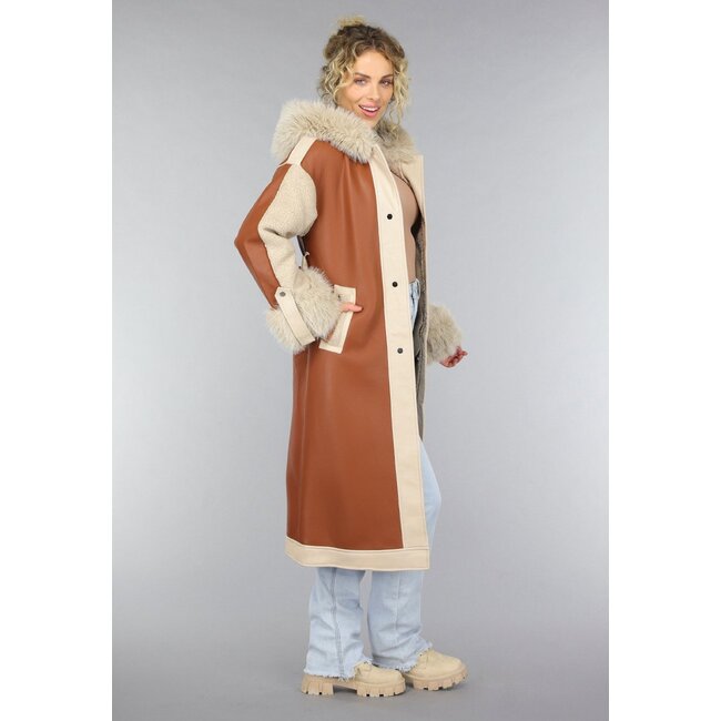 Kamelfarbener Trenchcoat mit Teddyfutter und Pelzkragen