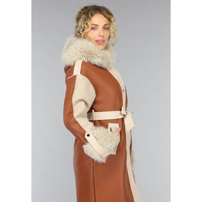 Kamelfarbener Trenchcoat mit Teddyfutter und Pelzkragen