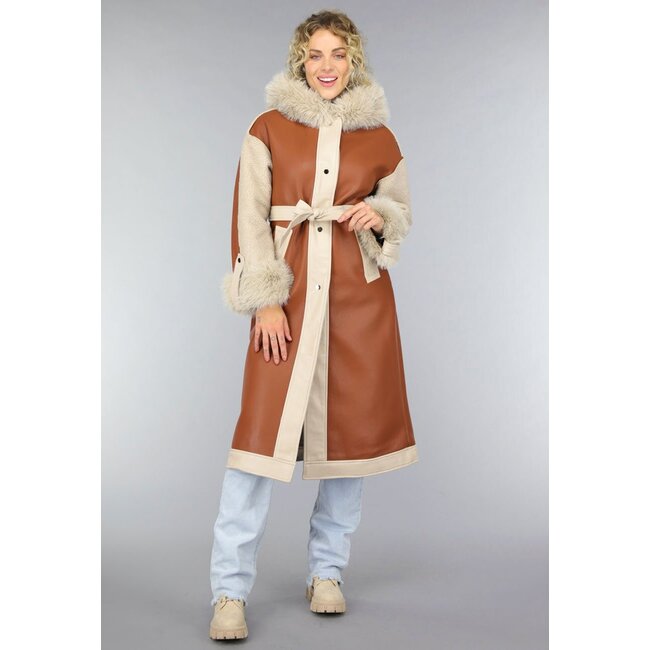 Kamelfarbener Trenchcoat mit Teddyfutter und Pelzkragen