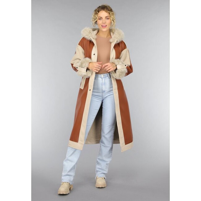 Kamelfarbener Trenchcoat mit Teddyfutter und Pelzkragen