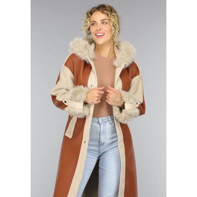 Kamelfarbener Trenchcoat mit Teddyfutter und Pelzkragen