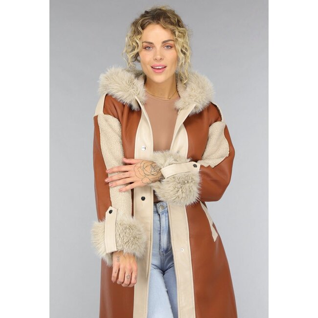 Kamelfarbener Trenchcoat mit Teddyfutter und Pelzkragen
