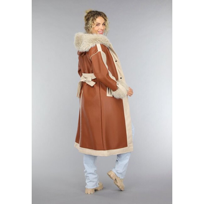Kamelfarbener Trenchcoat mit Teddyfutter und Pelzkragen