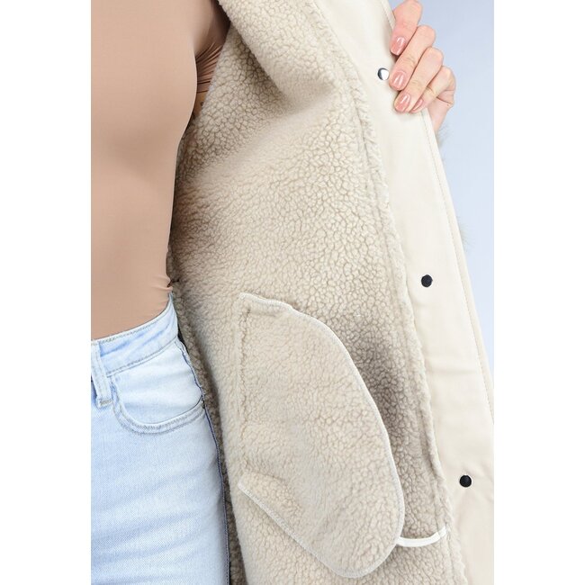 Kamelfarbener Trenchcoat mit Teddyfutter und Pelzkragen