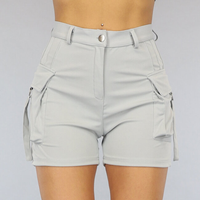 Hellgraue Cargo-Shorts mit silbernen Details