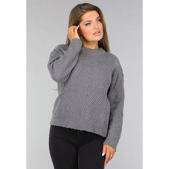 Grauer Strickpullover mit aufwändigem Muster