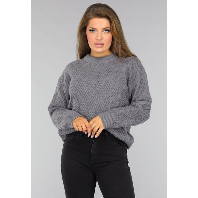 Grauer Strickpullover mit aufwändigem Muster