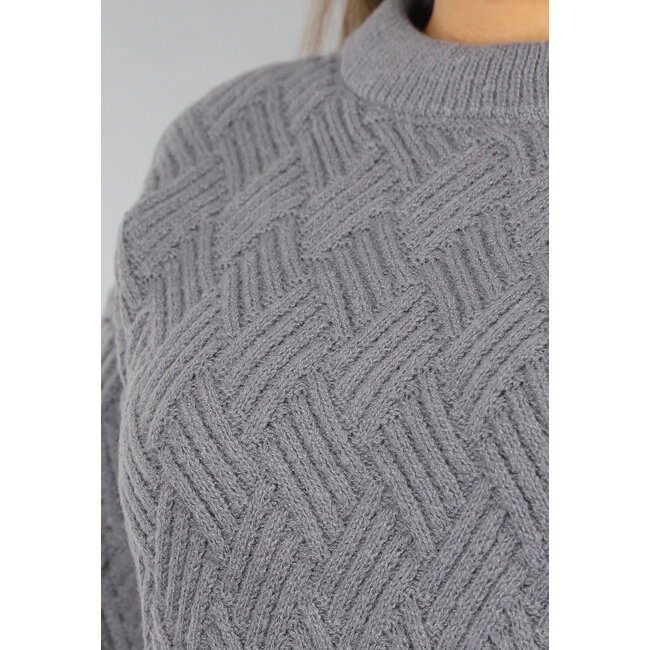 Grauer Strickpullover mit aufwändigem Muster
