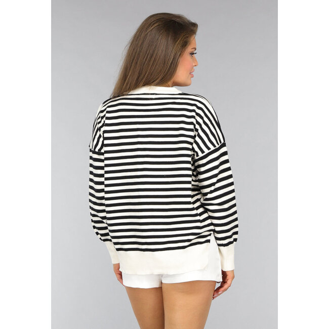 Weißer Pullover mit schwarzen Streifen