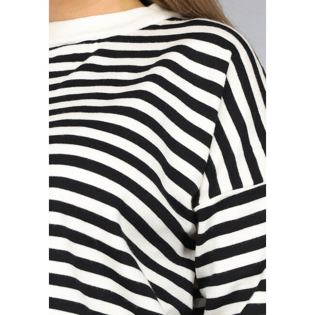 Weißer Pullover mit schwarzen Streifen