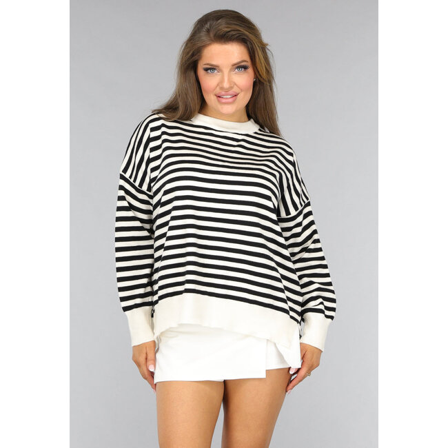 Weißer Pullover mit schwarzen Streifen