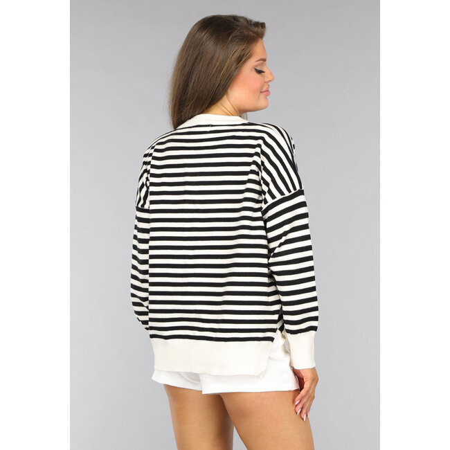 Weißer Pullover mit schwarzen Streifen