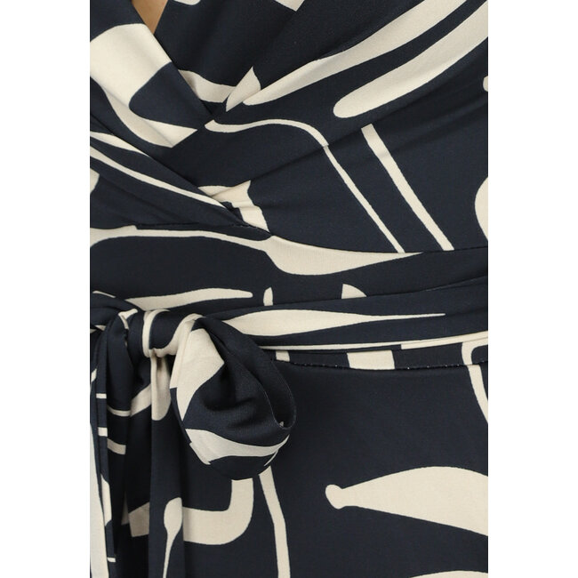 Schwarzer Jumpsuit mit beigefarbenem Muster und Gürtel