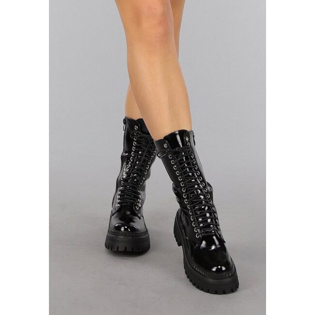 Schwarze Schnürstiefeletten in Lackoptik mit Reißverschluß