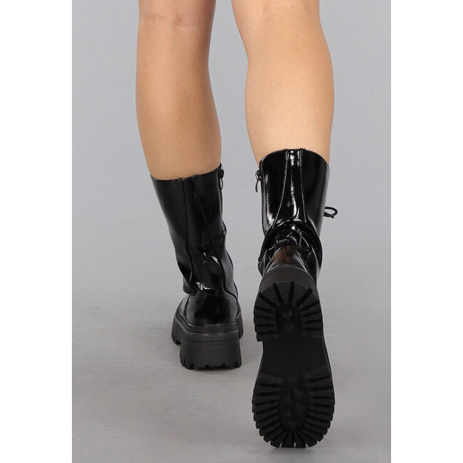 Schwarze Schnürstiefeletten in Lackoptik mit Reißverschluß