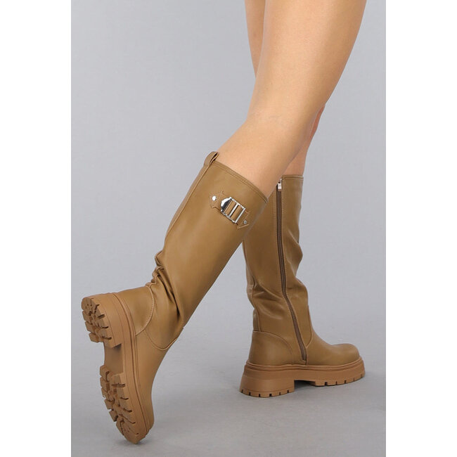 Hohe Camel-Stiefel mit silbernen Details