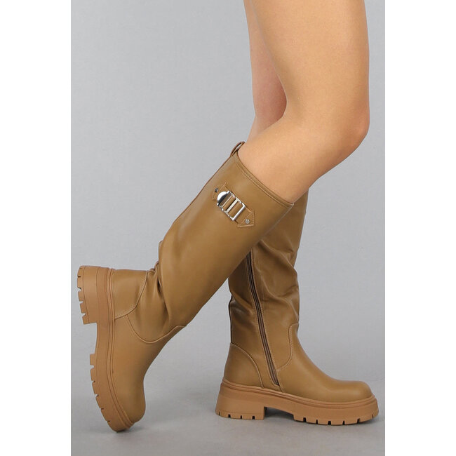 Hohe Camel-Stiefel mit silbernen Details