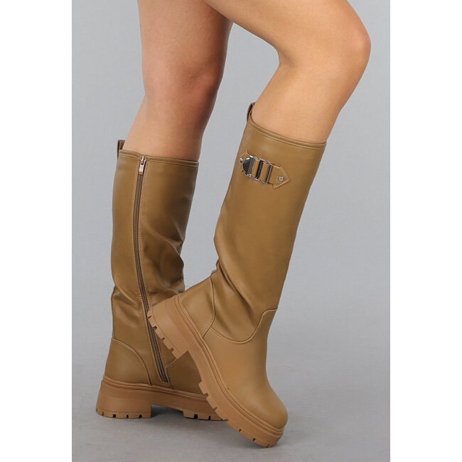 Hohe Camel-Stiefel mit silbernen Details