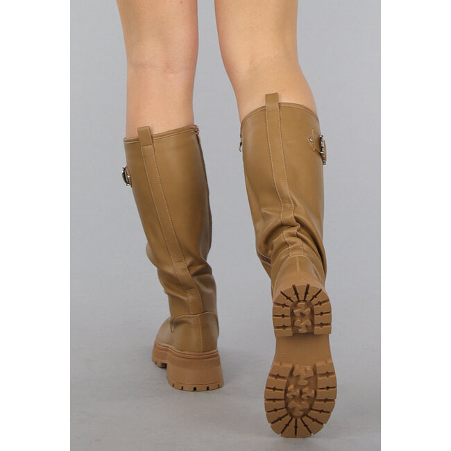Hohe Camel-Stiefel mit silbernen Details