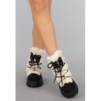 Schwarze pelzgefütterte Schneestiefel