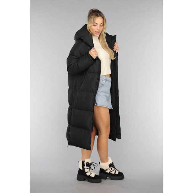 Schwarze pelzgefütterte Schneestiefel