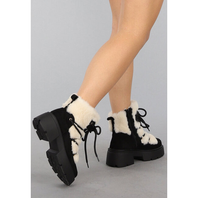Schwarze pelzgefütterte Schneestiefel