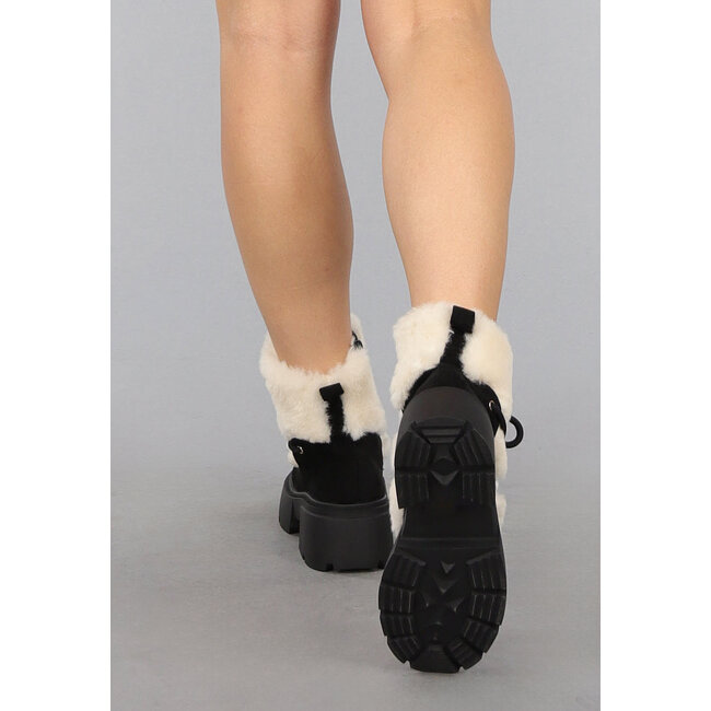 Schwarze pelzgefütterte Schneestiefel