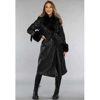 Schwarze lange Jacke in Lederoptik mit Taillenbund und Pelz