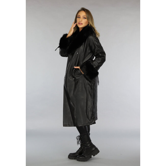 Schwarze lange Jacke in Lederoptik mit Taillenbund und Pelz