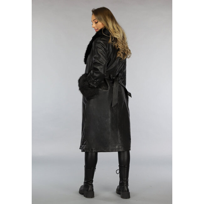 Schwarze lange Jacke in Lederoptik mit Taillenbund und Pelz