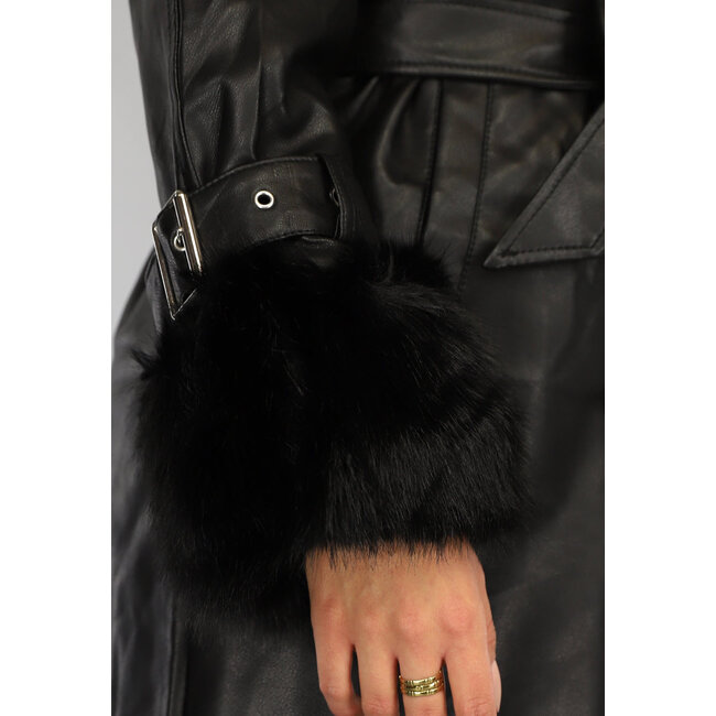 Schwarze lange Jacke in Lederoptik mit Taillenbund und Pelz