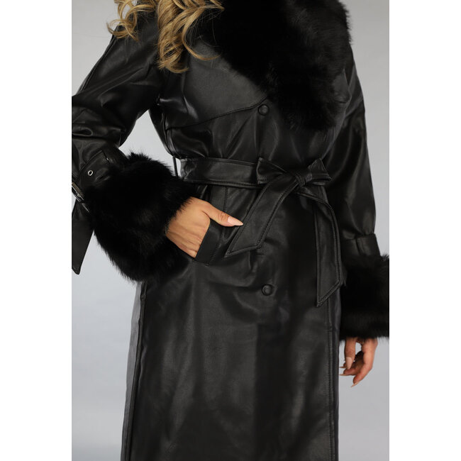 Schwarze lange Jacke in Lederoptik mit Taillenbund und Pelz
