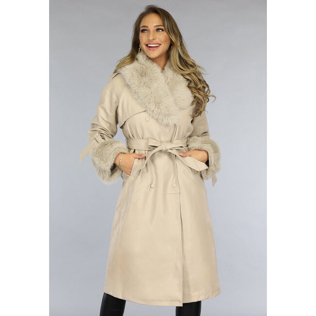 Beigefarbene lange Jacke in Lederoptik mit Pelz und Taillenband