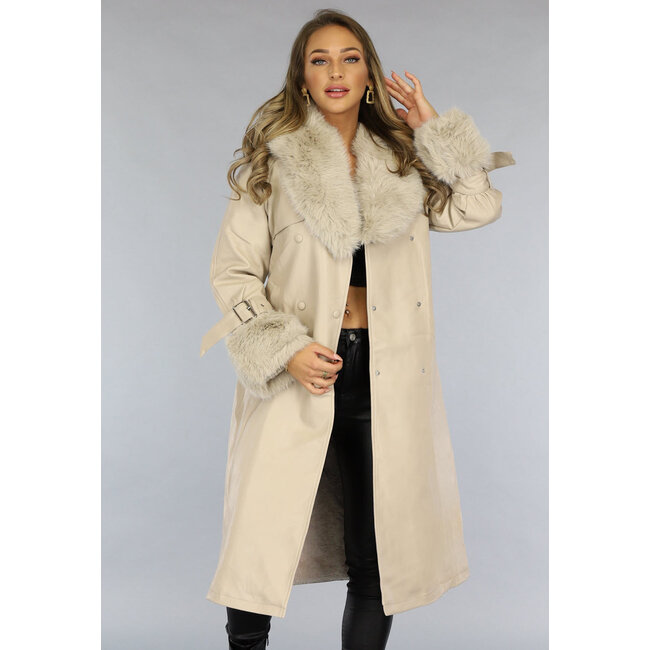 Beigefarbene lange Jacke in Lederoptik mit Pelz und Taillenband