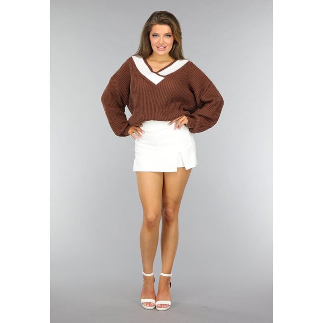 Brauner Strickpullover mit V-Ausschnitt