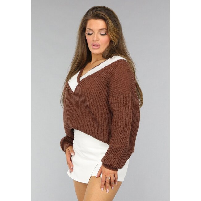 Brauner Strickpullover mit V-Ausschnitt