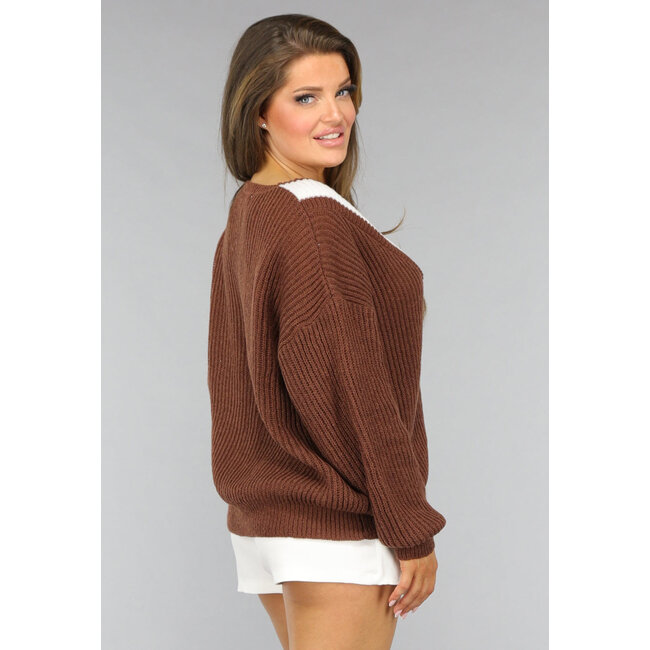 Brauner Strickpullover mit V-Ausschnitt