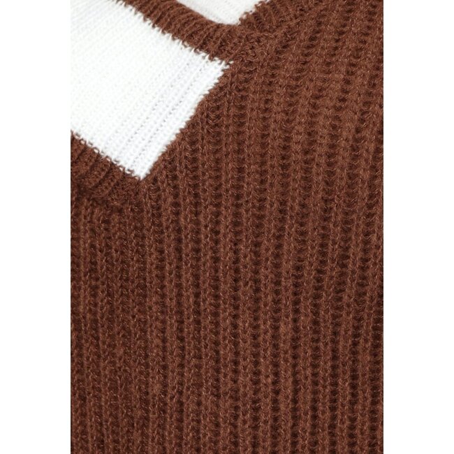 Brauner Strickpullover mit V-Ausschnitt