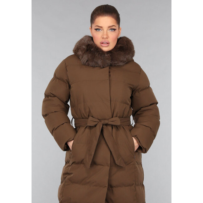 Lange braune Pufferjacke mit Taillenbund