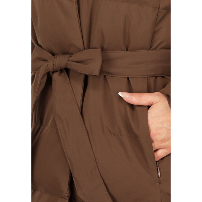 Lange braune Pufferjacke mit Taillenbund