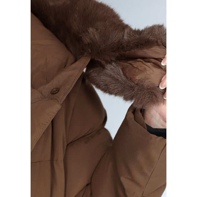 Lange braune Pufferjacke mit Taillenbund