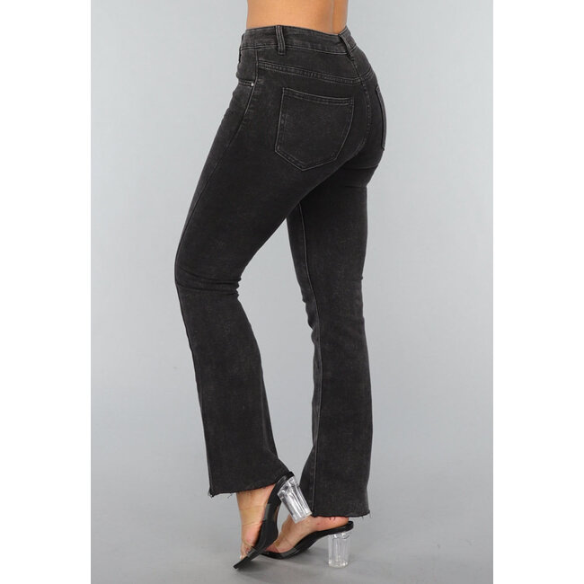 Anthrazitfarbene Schlagjeans mit mittlerer Taille